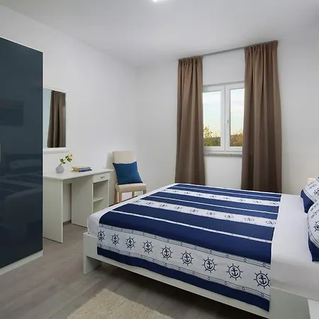 Detached Villa In Viskovici With Swimming Pool فيلة *